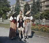 Des Suisses posent en costumes traditionnels.  - Suisse - 1935