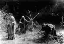Une scne de sorcires prparant leur breuvage magique lors d'un tournage de film muet.  - 1910
