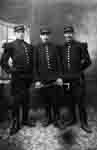 Trois officiers du 6me rgiment posent en studio en uniforme  - 1910