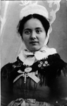 Jeune fille en habit traditionnel avec coiffe en dentelle et bijoux d'ivoire  - Allemagne - 1910