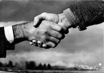 Photographie originale de Monier montrant deux hommes, l'un riche l'autre pauvre qui se serrent la main  - 1950