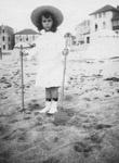 Une petite fille pose avec sa pelle et son rteau sur la plage de Saint-Jean-de-Luz de Luz  - Saint-Jean-de-Luz (64)  - 1904