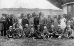 Une troupe d'artistes d�guis�s de cirque pose devant le chapiteau.  - La-Varenne-Saint-Hilaire (94)  - 1920