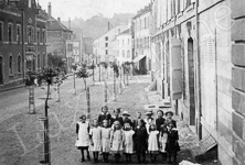 Des petites filles posent dans une ville.  - Allemagne - 1910