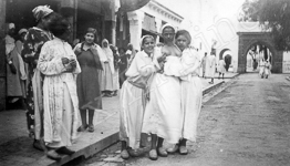 Le quartier réservé de Bouzbir avec ses prostituées.  - Maroc (Casablanca)  - 1938