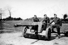 � Meucon, portrait de trois soldats sur leur canon.  - Meucon (56)  - 1946