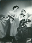 Le duo de chanteurs et musiciens Duo Laurens avec leur guitare  - Paris (75)  - 1950