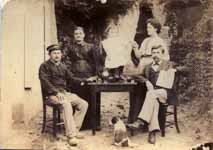 Une famille tourangelle dans la cour de sa maison troglodyte  - Rochecorbon (37)  - 1880