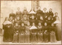 Une classe d'un école religieuse de filles décorée  - Tours (37)  - 1895