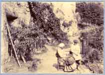 Une vieille tourangelle devant sa maison troglodyte  - Vernou (37)  - 1895