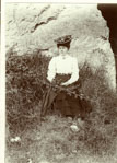Une jeune femme pose dans le jardin de cour�ay avec un chapeau  - Courcay (37)  - 1901