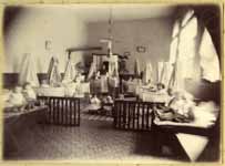 Cr�che annex�e � l'�cole maternelle Charles Boutard avec  nouveaux-n�s et pu�ricultrices  - Tours (37)  - 1880