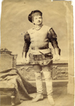 Un acteur pose avec ses habits de théâtre  - 1865