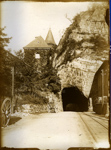 Entrée d'un tunnel à l'entrée d'une ville  - Uzerche? - 1890