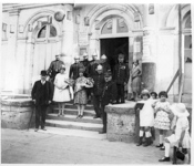 Après le défilé, les pompiers sont reçus à la mairie  - Montbazon (37)  - 1920