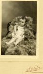 Photographie de studio d'un bb pos sur un manteau de fourrure  - Clermont-Ferrand (63)  - 1925