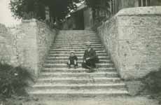 Le photographe pose avec son petit fils dans les escaliers de l'glise de Molineuf  - Molineuf (41)  - 1900
