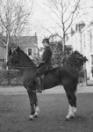 Un officier pose sur son cheval.  - 1865