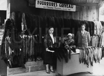 Le stand des tablissements de fourrures Griveau,  la foire de Neung-sur-Beuvron.  - Neung-sur-Beuvron (41)  - 1935