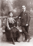 Portrait d'un couple en studio par le photographe L. Bourry, � Montlu�on.  - Montlu�on (3)  - 1920