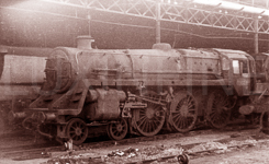 Une locomotive anglaise ancienne, Nine Elms M.P.D immatricule 73022.  - Royaume-uni - 1967