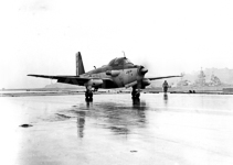 L'avion Aliz de la marine nationale, sur le pont d'un porte-avions.  - 1960