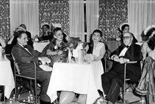 Des notables dguiss  la table du commandant, sur le paquebot 'Antilles' pour une soire cabaret, le 14 juillet 1954.  - 1954