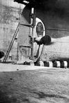 La navire marchand 'Indiana' en cale sche dans un port.  - 1920