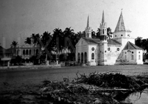 Une �glise dans une ville c�ti�re d'Am�rique du sud.  - 1900