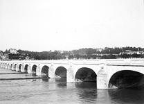 Le pont de pierre, la Loire en crue  - Tours (37)  - 1907