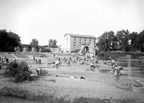 Man�uvres militaires de 1910, barrages de la Medjerda, les tirailleurs Tunisiens lavent leur linge au bord du barrage de d�rivation d'un moulin. Au fond, un pont et un moulin. Vue anim�e  - Tunisie (Medjerda)  - 1910