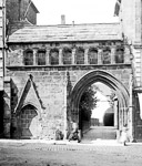 Dans le quartier ancien , la porte des cordeliers  - Dinan (22)  - 1900