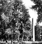 Colonne des trente sur le lieu du combat des trente, oblisque  - Josselin (56)  - 1900