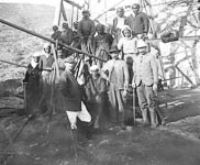 Les techniciens et ouvriers fran�ais et alg�riens posent sous un derrick  - Alg�rie (Ain zeft)  - 1905