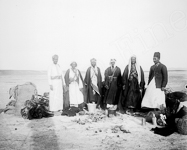 Une caravane au bord de la mer rouge, une partie des membres de la caravane pose avant le repas  - gypte - 1899