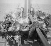 La caravane voyage avec de nombreux plerins qui se protgent du soleil et entasss sur le pont du bateau qui les enmne  la Mecque  - gypte - 1899