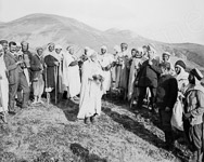 Lors d'une f�te, les Alg�riens dansent et les Europ�ens jouent de la musique  - Alg�rie (Ain Zeft)  - 1904