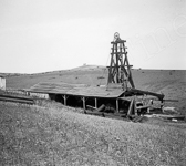 Champs pétrolifère, derricks en bois et sa cabane , pour une exploitation primitive et artisanale du pétrole  - Algérie (Ain Zeft)  - 1901