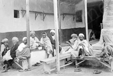 R�union d'hommes arabes dans une pi�ce d'une mosqu�e  - Tunisie (Sfax)  - 1902