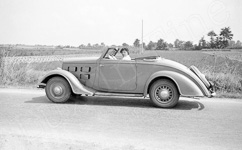 Une voiture automobile Peugeot d�capotable avec sa conductrice.  - 1938