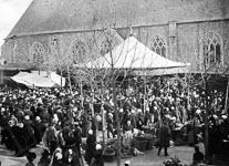 Une vue anime du march de Mnars avec de nombreuses habitantes en coiffes rgionales et de nombreux stands de marchands.  - Mnars (41)  - 1900
