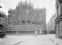 L'�glise Saint-Nizier avec commerces dans les murs de son chevet.  - Lyon (69)  - 1900