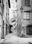Dans le quartier Saint-Vincent, la rue Bouteille avec fontaine et maisons mdivales.  - Lyon (69)  - 1908