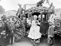 14 juin 1908, le Corso fleuri de Tours, une marquise descend de son carrosse  - Tours (37)  - 1908