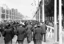 Paris, le 14 juillet 1919, la foule place de la Concorde assiste � la comm�moration de la victoire  - Paris (75)  - 1919