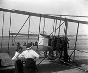 Att�rissage d'un biplan Farman sur la plage de Deauville, gros plan sur la cabine  - Deauville (14)  - 1910