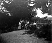 Une famille pose dans une voiture automobile  - Bléré (37)  - 1900