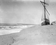 Un voilier échoué sur une plage  - europe - 1900