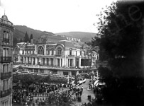 Une procession religieuse passe devant le casino de la Bourboule  - La bourboule (63)  - 1900