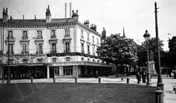 Place Jean Jaur�s, le caf� de l'Univers  - Tours (37)  - 1908